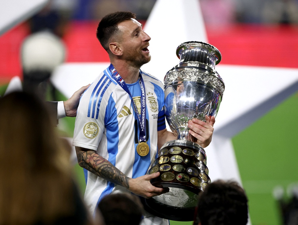 Pemain Sepak Bola dengan Koleksi Trofi Terbanyak